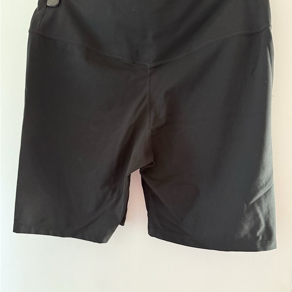 Stretchy women’s 2X Nike athletic shorts. Polyester/Spandex. 7” inseam. - Picture 2 of 7